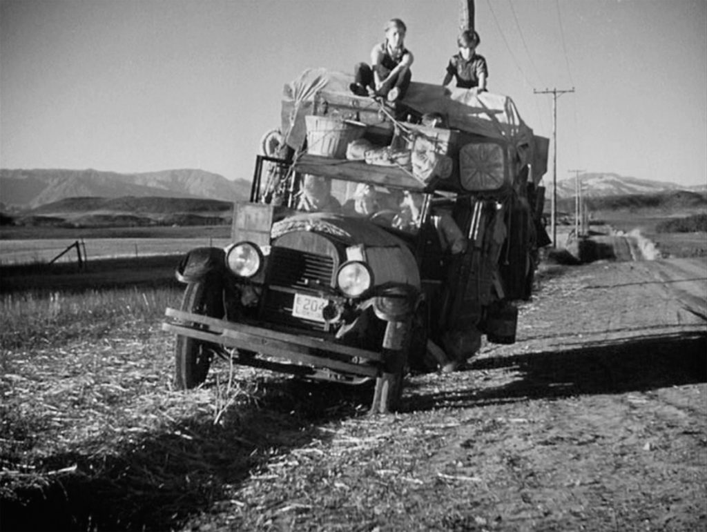 Il drammatico viaggio dei Joad in un'immagine tratta dal film di Furore diretto da John Ford (1940).
