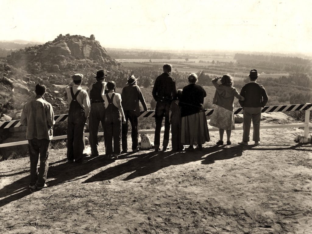 L'agognato arrivo della famiglia Joad in California. Immagine tratta dal film di Furore diretto da John Ford (1940).