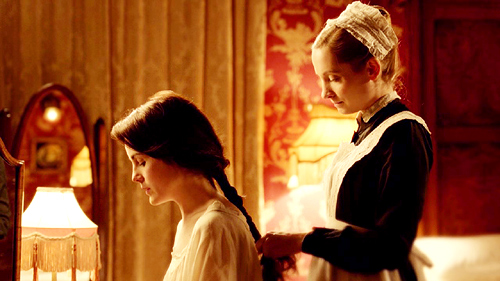 Downton Abbey - Il rapporto tra Lady Mary e Anna trascende la dimensione lavorativa. 