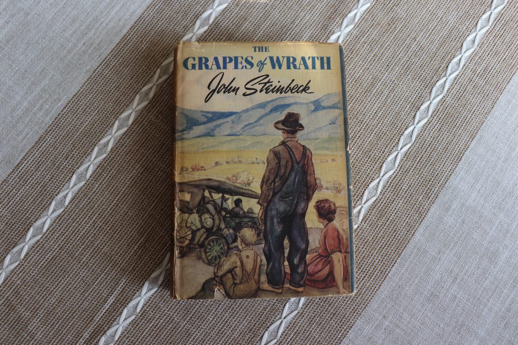 La prima edizione di The Grapes of Wrath - Il libro nella sua sovraccoperta (fronte).