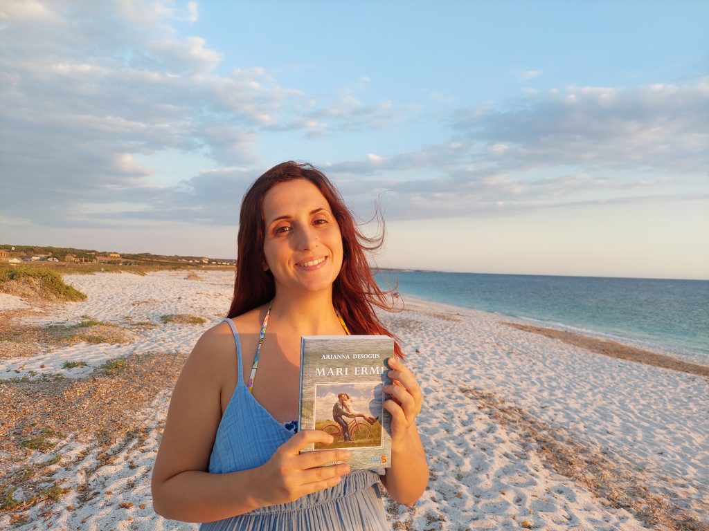 Io, il mio romanzo Mari Ermi e la spiaggia di Mari Ermi dietro e tutt'attorno a me. 