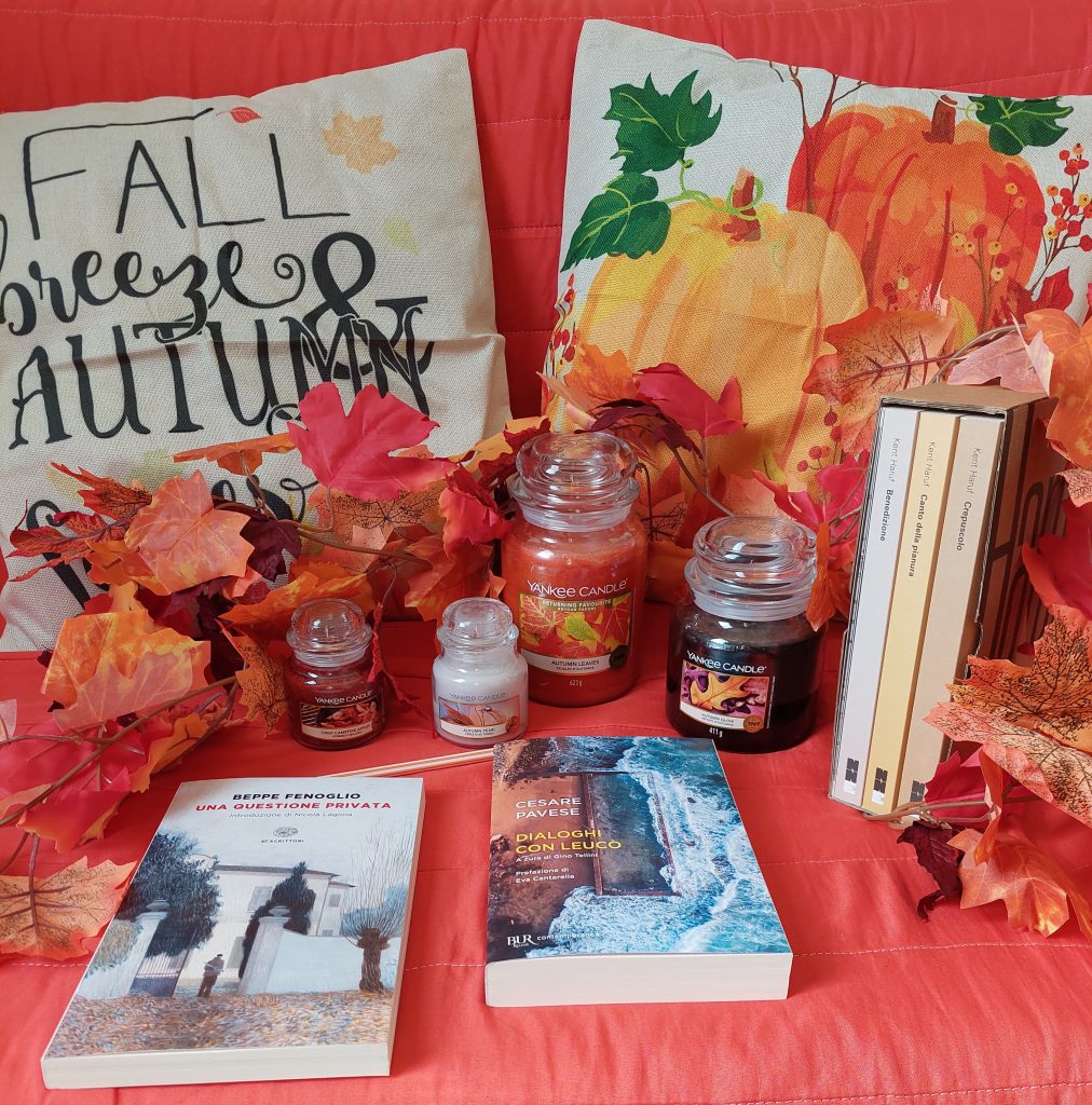 Autunno: ghirlande di foglie, cuscini a tema, candele profumate, libri nuovi!