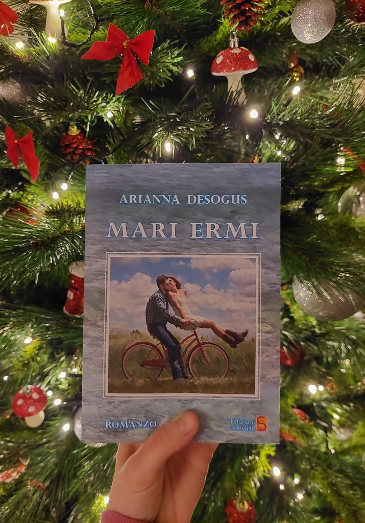 Il mio romanzo Mari Ermi davanti all'albero di Natale.