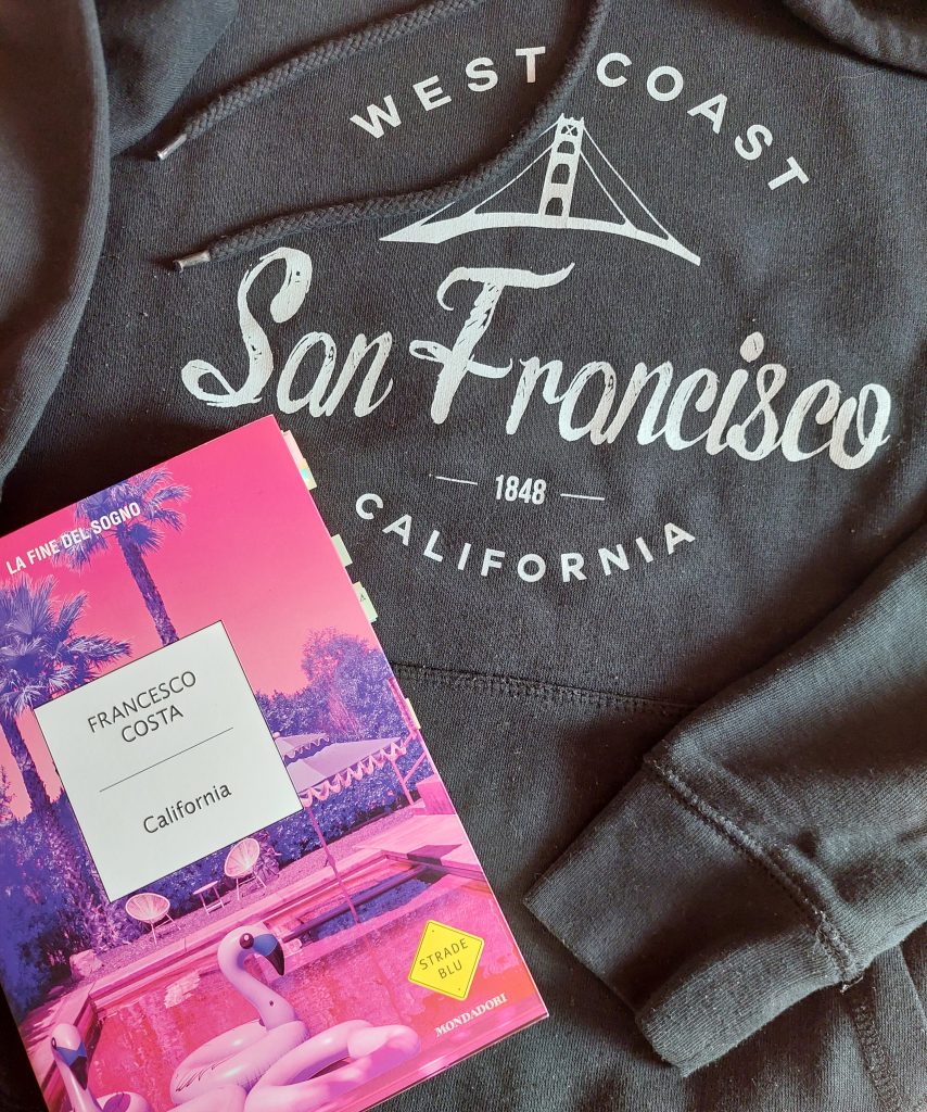 Il libro California di Francesco Costa e una mia felpa, ricordo prezioso dell'esperienza a San Francisco.