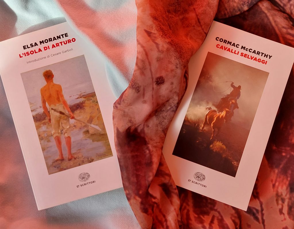 Le mie edizioni de L'isola di Arturo e Cavalli selvaggi. 
Foto scattata nell'autunno 2023.